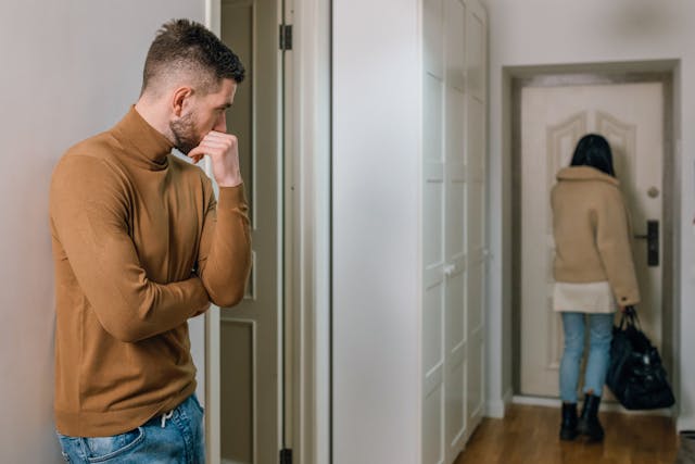 Vrouw verlaat huis ex na een nacht samen. De ex staat erbij te kijken zonder moeite voor haar te doen.