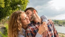 Man en vrouw die elkaar speels kussen, ontspannen samen