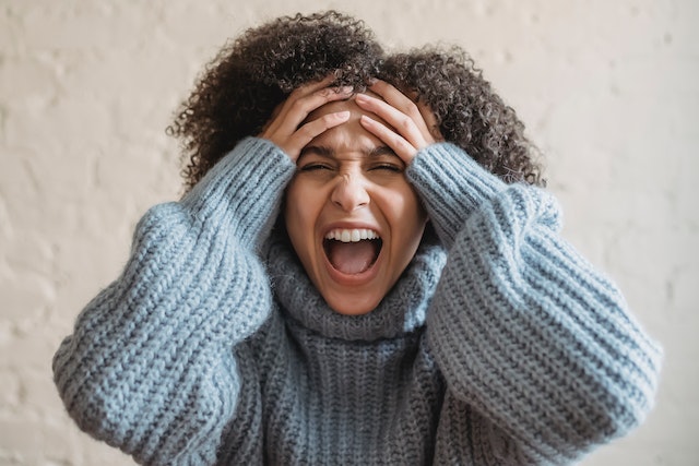 Schreeuwende vrouw die haar emoties niet onder controle heeft.