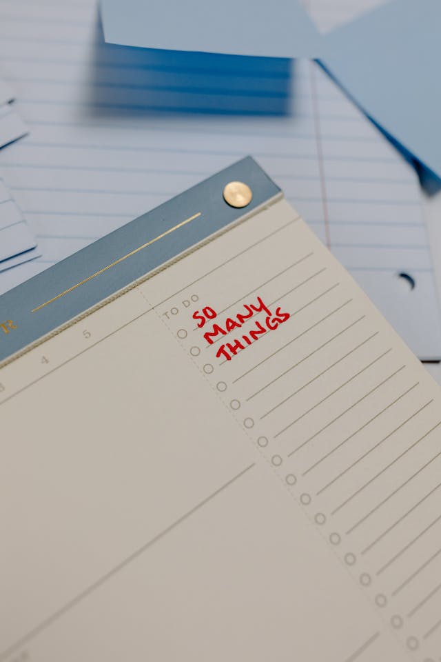 To-do lijst met de tekst ‘so many things’, die laat zien dat je een druk leven hebt en niet altijd direct beschikbaar bent om met je ex af te spreken.