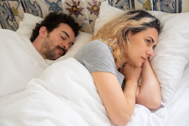 Vrouw ligt wakker na seks met ex, ex ligt te slapen - dubbel gevoel van nabijheid en afstand.