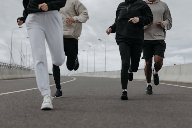 Na de relatiebreuk goed voor jezelf zorgen en joggen met vrienden – een stap om je ex terug te winnen zonder spelletjes of manipulatie.