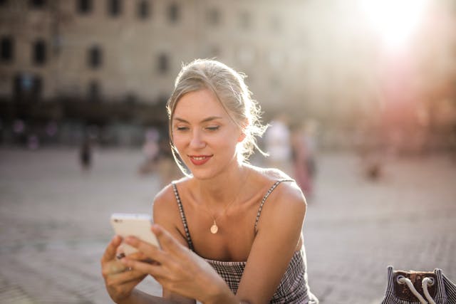 Gelukkige, zelfverzekerde vrouw maakt subtiel contact met haar ex – zonder spelletjes of manipulatie.