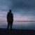 Silhouet van een persoon die rust zoekt bij het water nadat de ex heeft gezegd dat het nooit meer goedkomt.