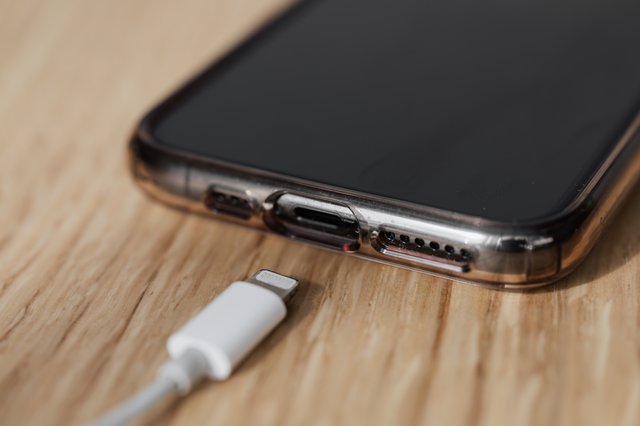 Een iPhone met uitgetrokken laadkabel, symbool voor een periode van radiostilte met je ex.