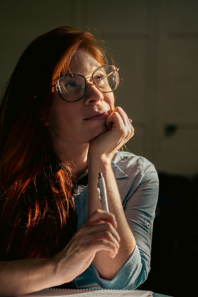 Vrouw denkt na of dromen over haar ex betekent dat ze haar ex terug wil.